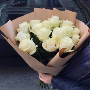 Букет 15 белых роз с упаковкой R423