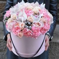 Сборные цветы в коробке в розовых тонах R235