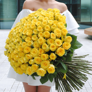 Букет 101 крупная желтая роза с лентами R684